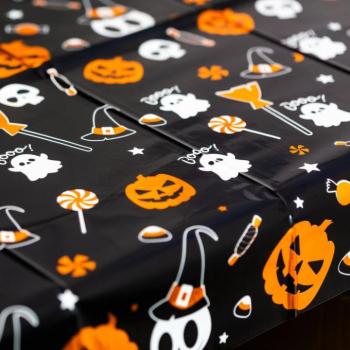 Halloween-i asztalterítő - alumínium hatású - 137 x 183 cm - apró motívumos kép